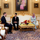 Kronprinsparet i audiens med H.M. Yang di-Pertuan Agong og H.M. Raja Permaisuri Agong Tuanku Nur Zahirah (Foto: Gorm Kallestad / Scanpix)